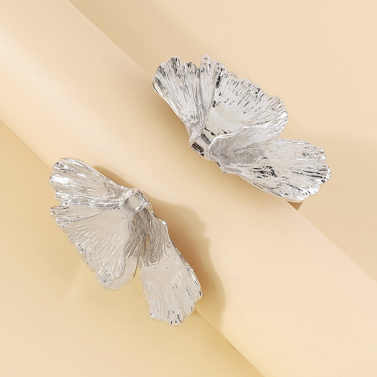 B2048 Retro Wide Metal Flower Open Bangle