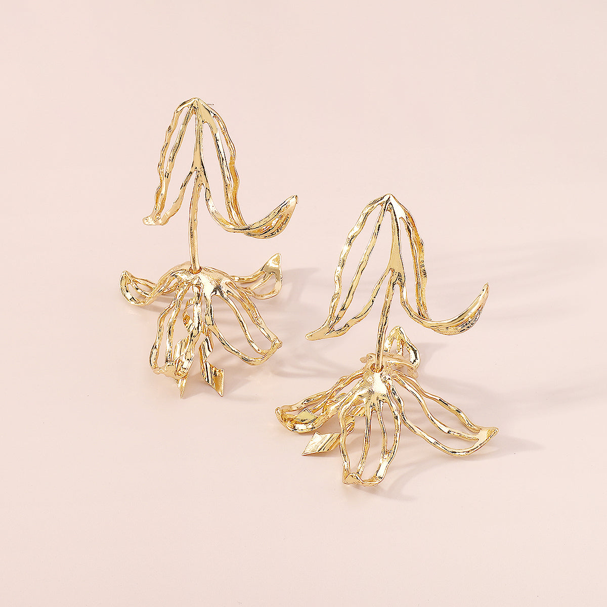 E10850 Metal Oversized Hollow Floral Dangle Earrings