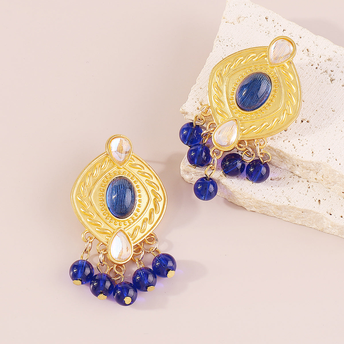 E11485 Vintage Resin Beads Dangle Earrings