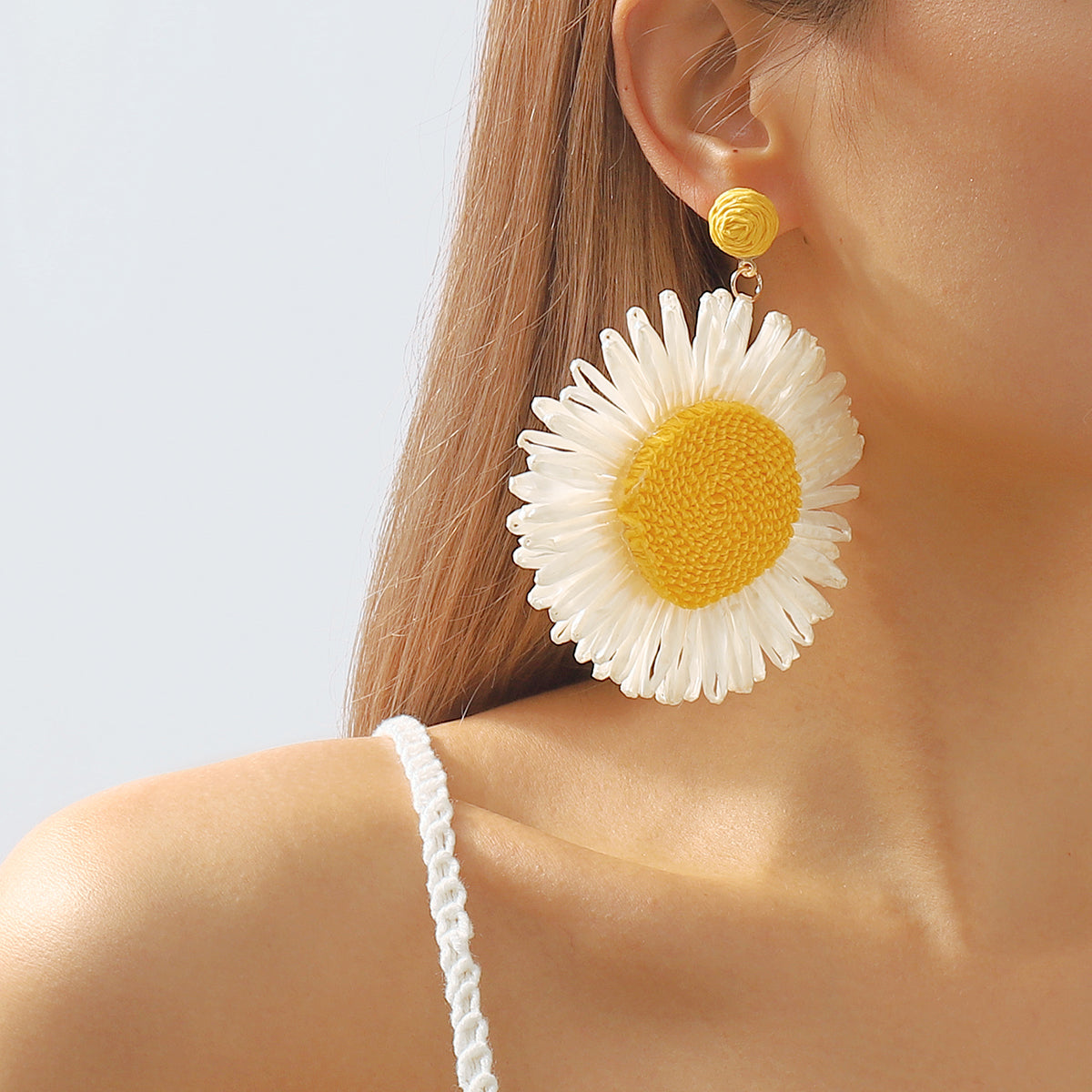 E11750 Boho Large Raffia Sunflower Drop Earrings