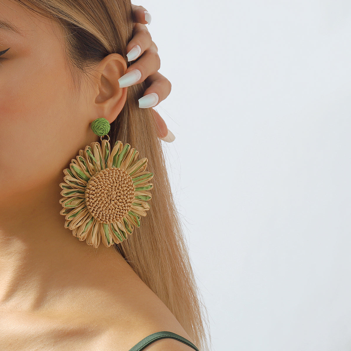 E11750 Boho Large Raffia Sunflower Drop Earrings