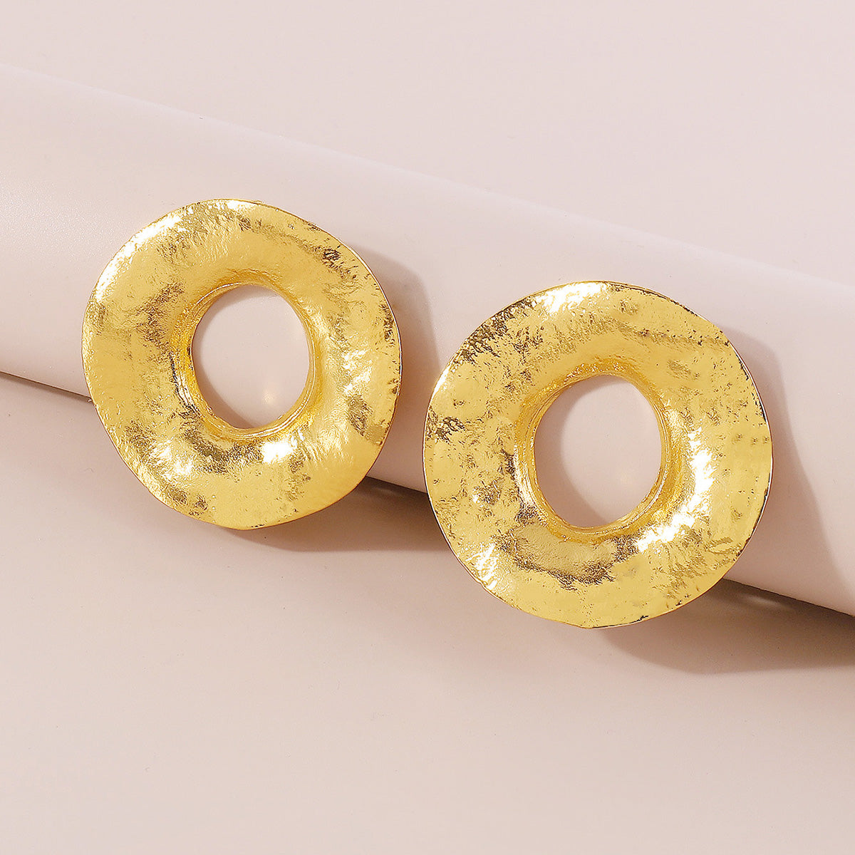 E11869 Retro Metal Textured Round Stud Earrings