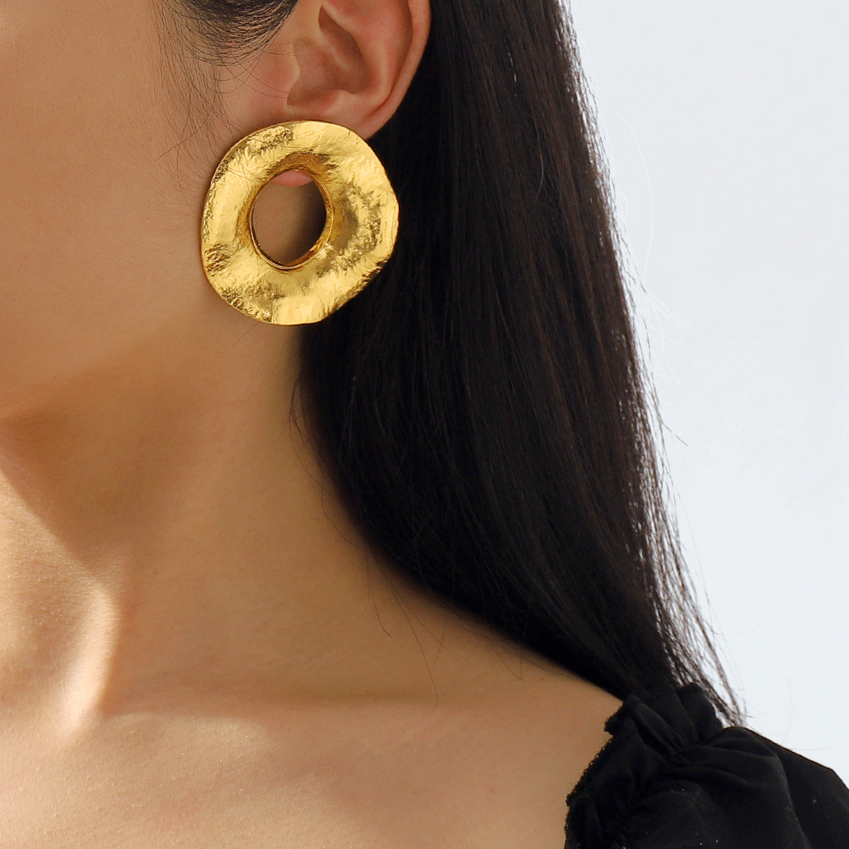 E11869 Retro Metal Textured Round Stud Earrings