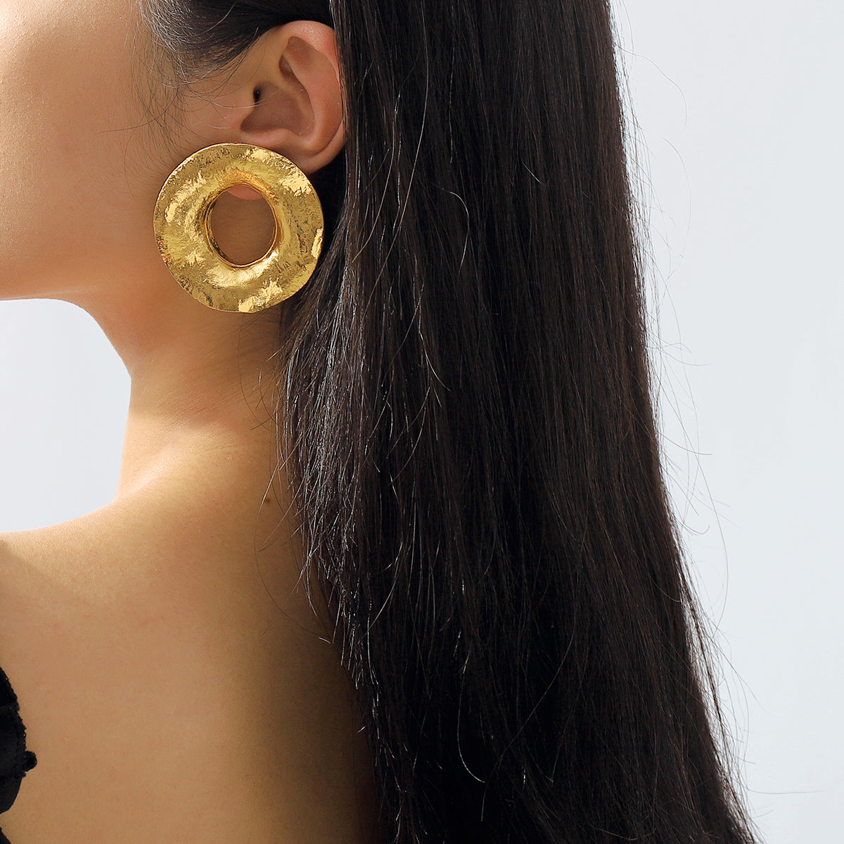E11869 Retro Metal Textured Round Stud Earrings