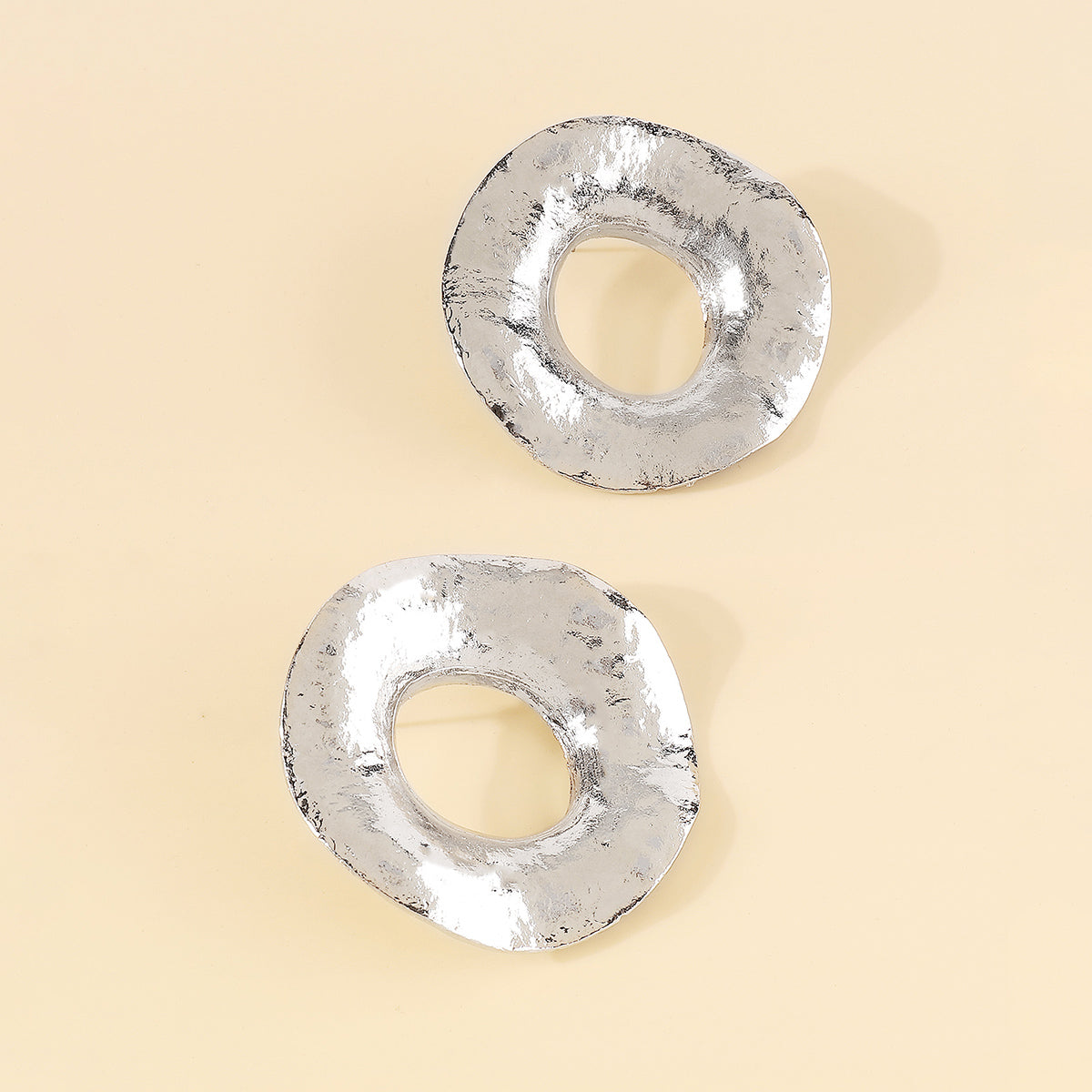 E11869 Retro Metal Textured Round Stud Earrings