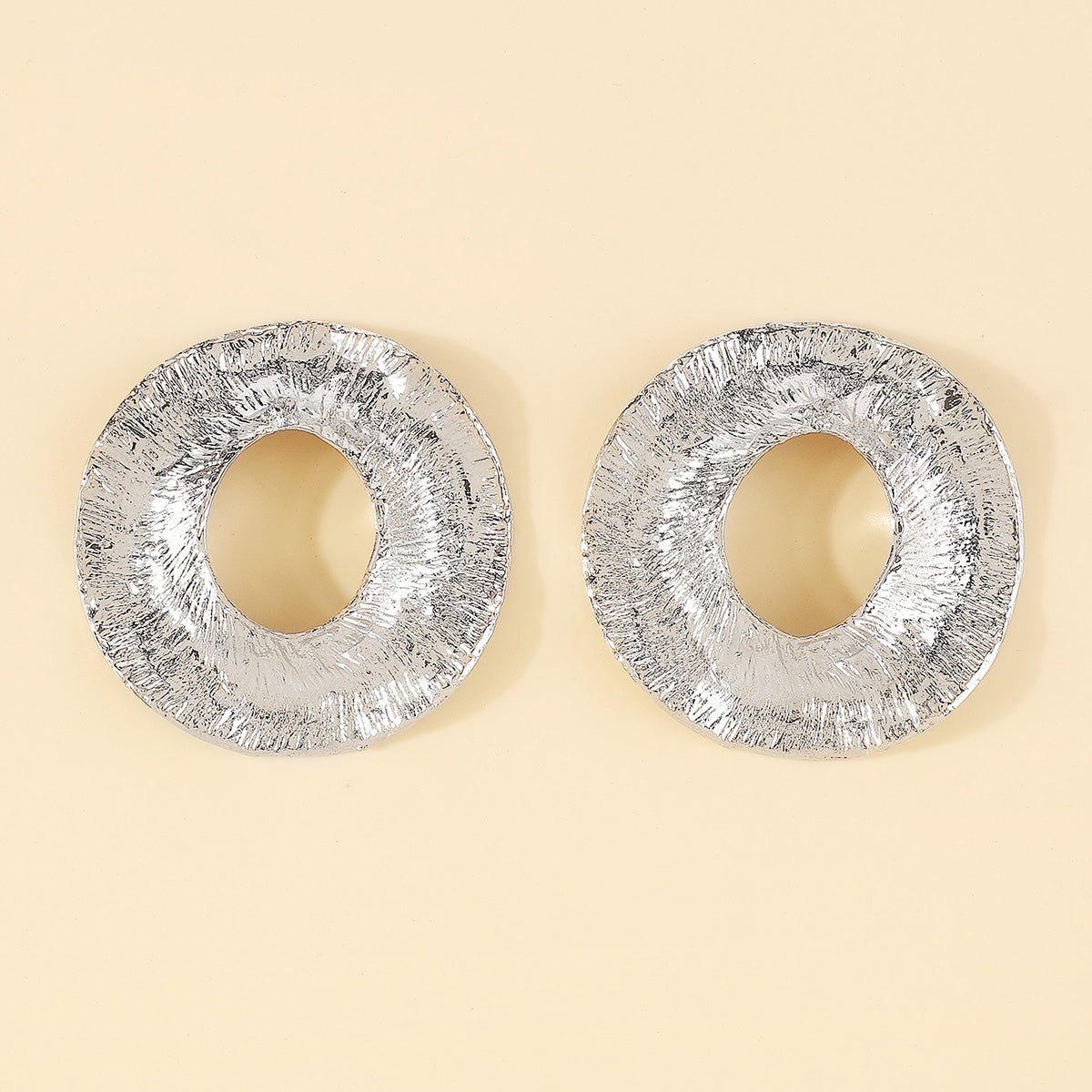 E11869 Retro Metal Textured Round Stud Earrings