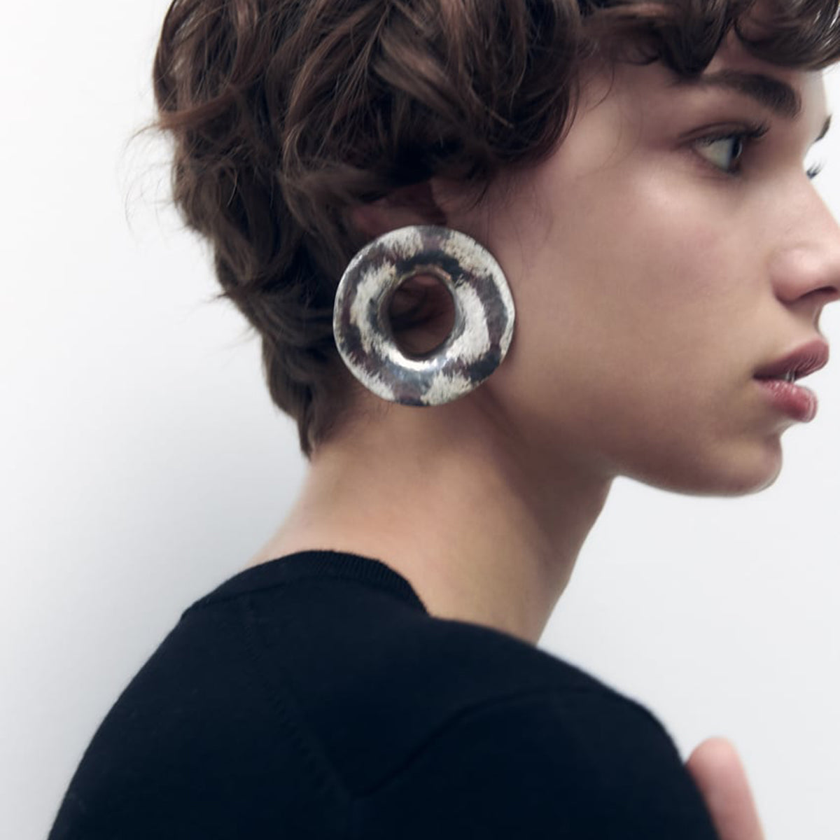 E11869 Retro Metal Textured Round Stud Earrings