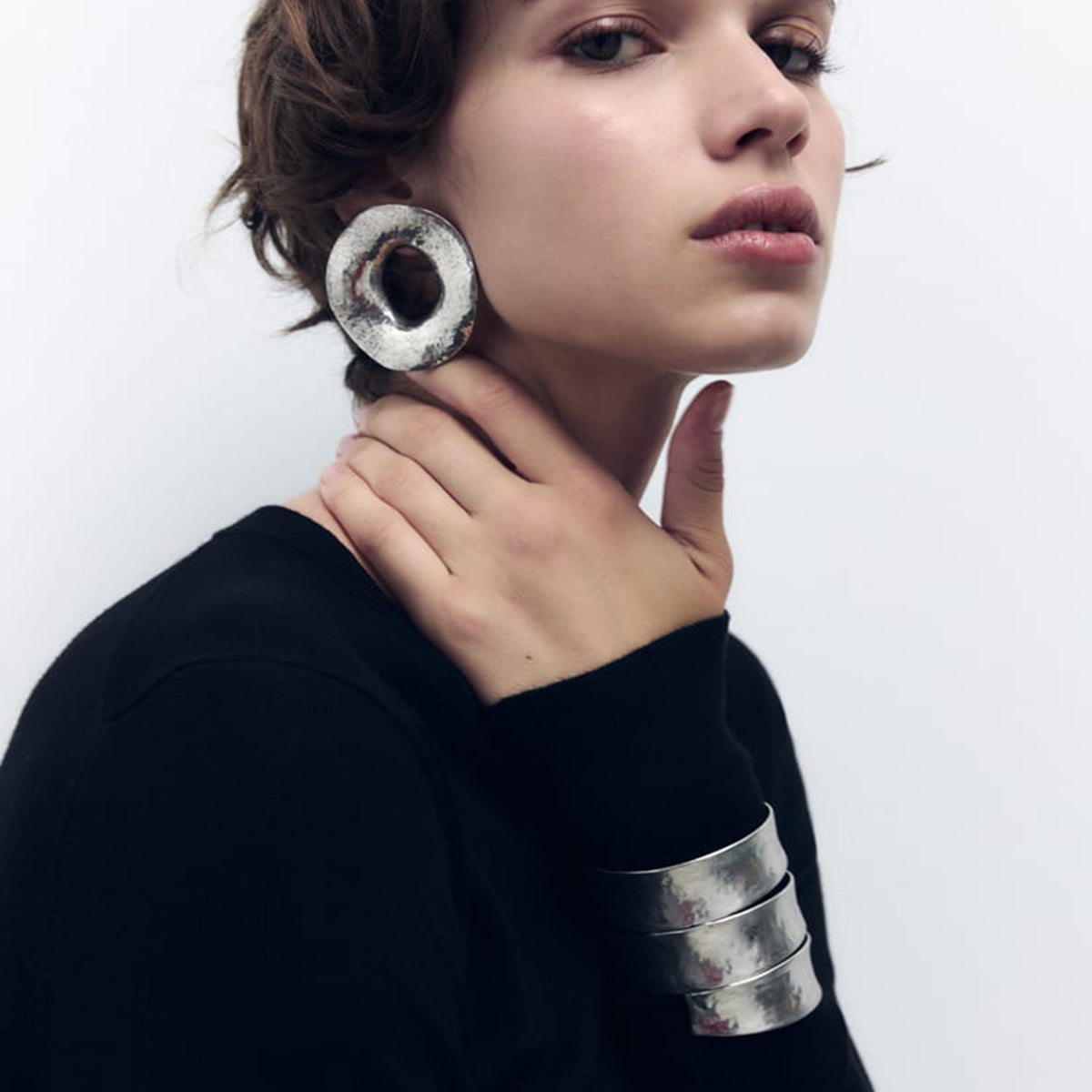 E11869 Retro Metal Textured Round Stud Earrings