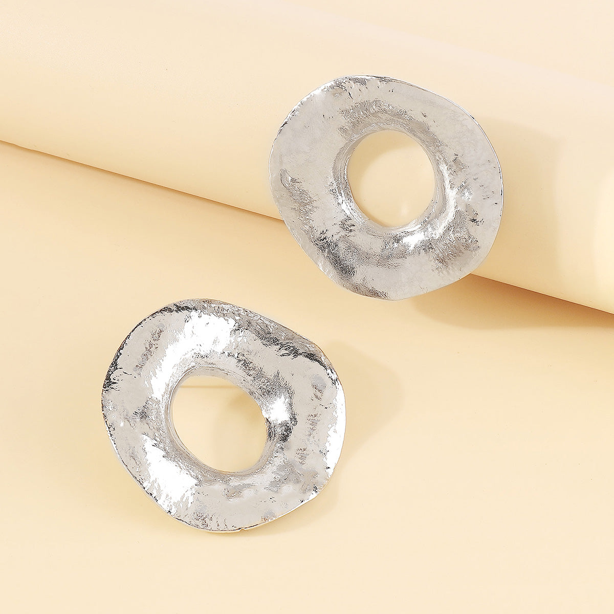 E11869 Retro Metal Textured Round Stud Earrings