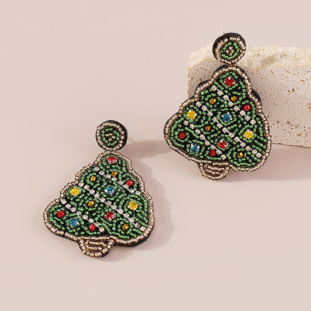 E11925 Christmas Beaded Christmas Tree Dangle Earrings