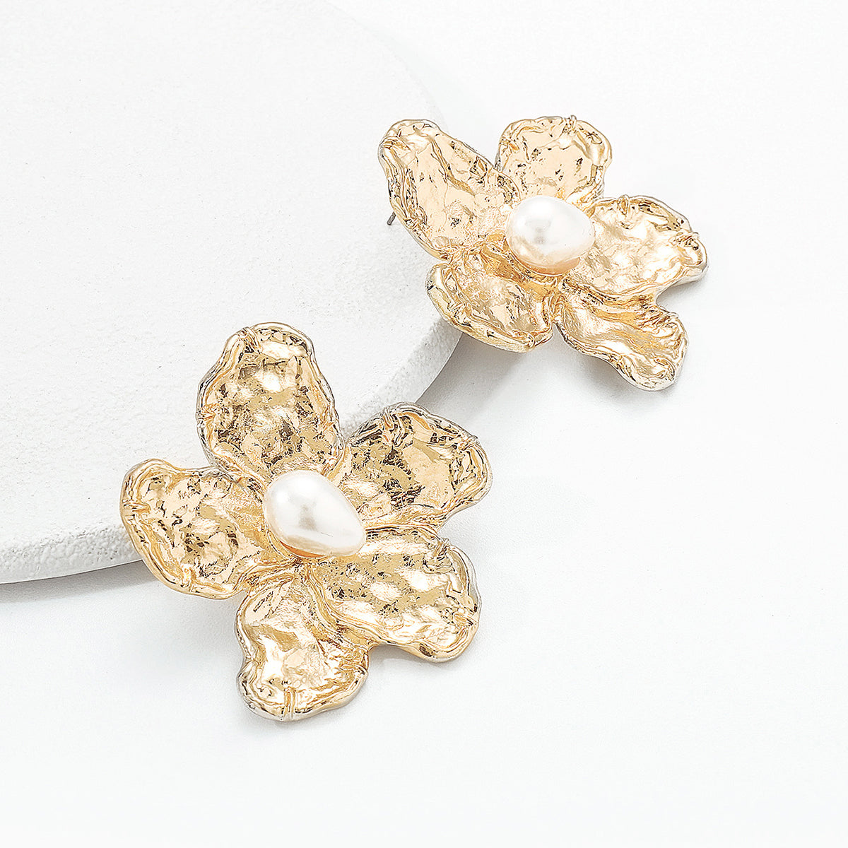 E11937 Metal Flower w/Pearl Dangle Earrings
