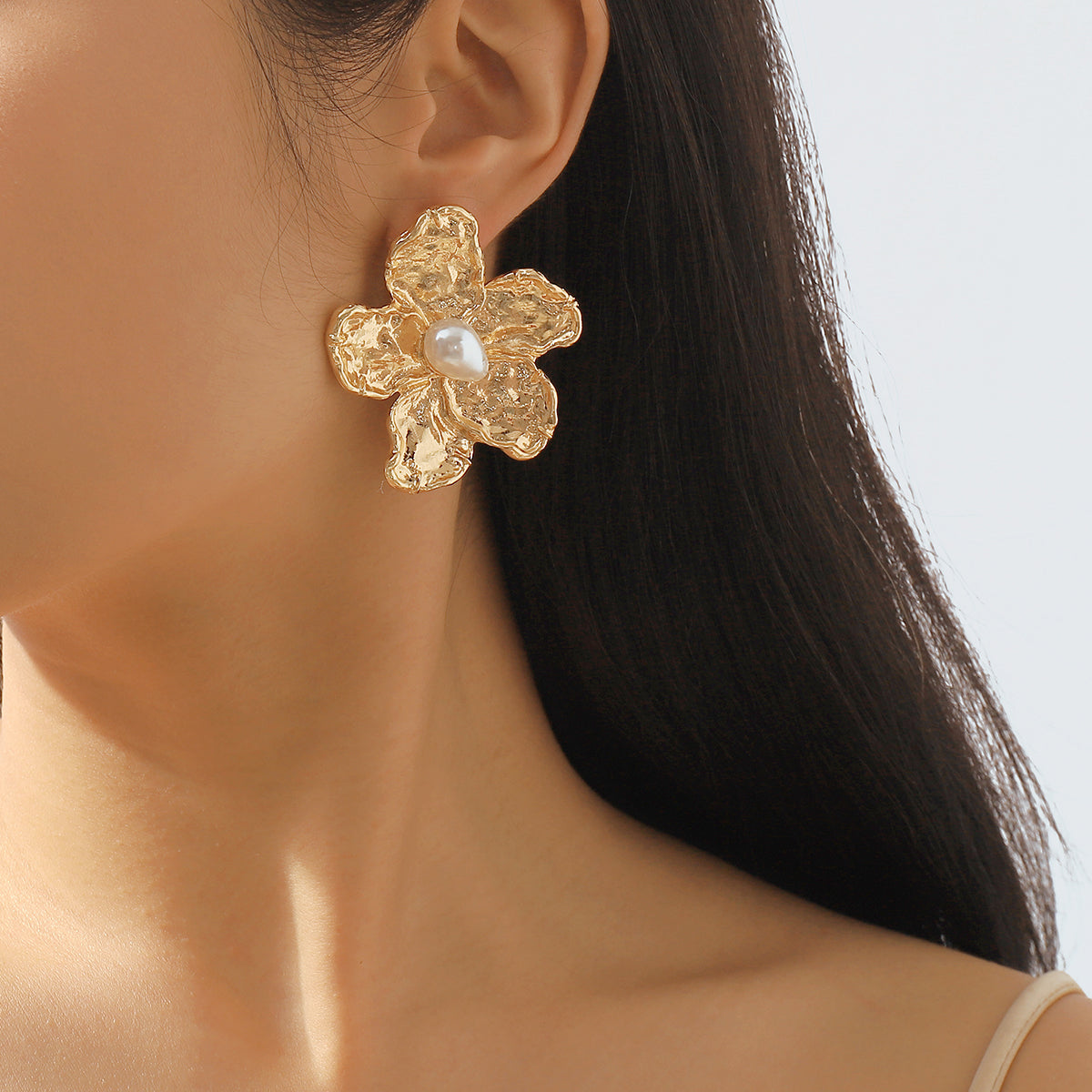 E11937 Metal Flower w/Pearl Dangle Earrings