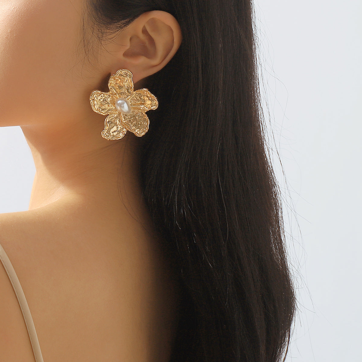 E11937 Metal Flower w/Pearl Dangle Earrings