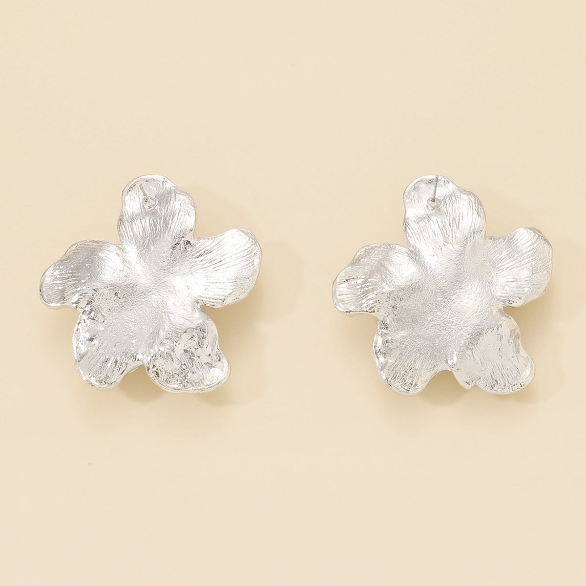 E11937 Metal Flower w/Pearl Dangle Earrings