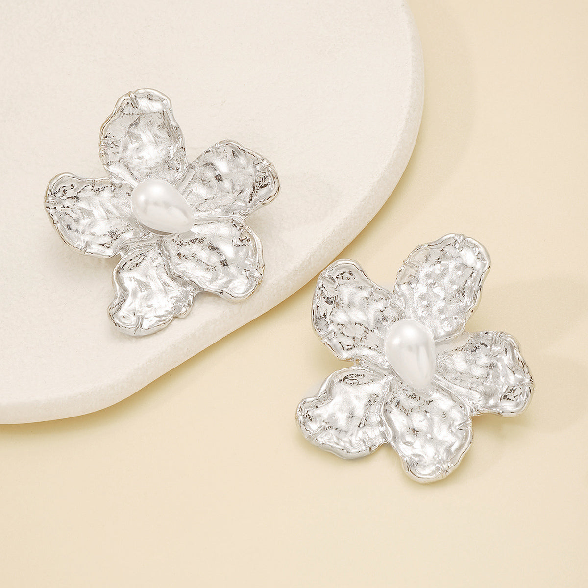 E11937 Metal Flower w/Pearl Dangle Earrings