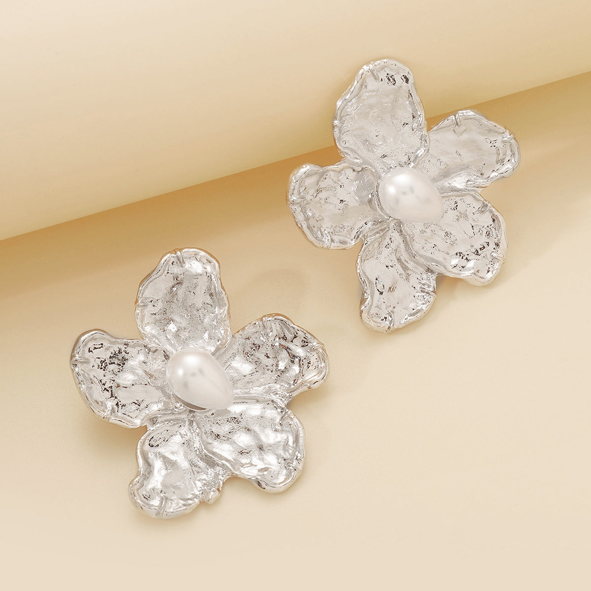 E11937 Metal Flower w/Pearl Dangle Earrings