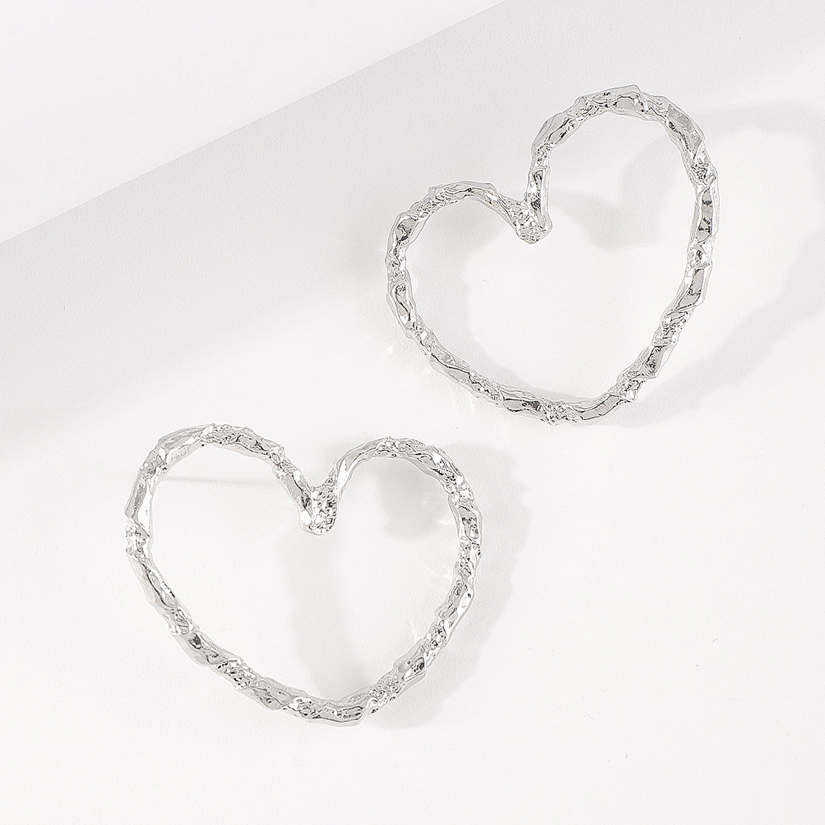 E11969 Vintage Large Metal Heart Dangle Earrings