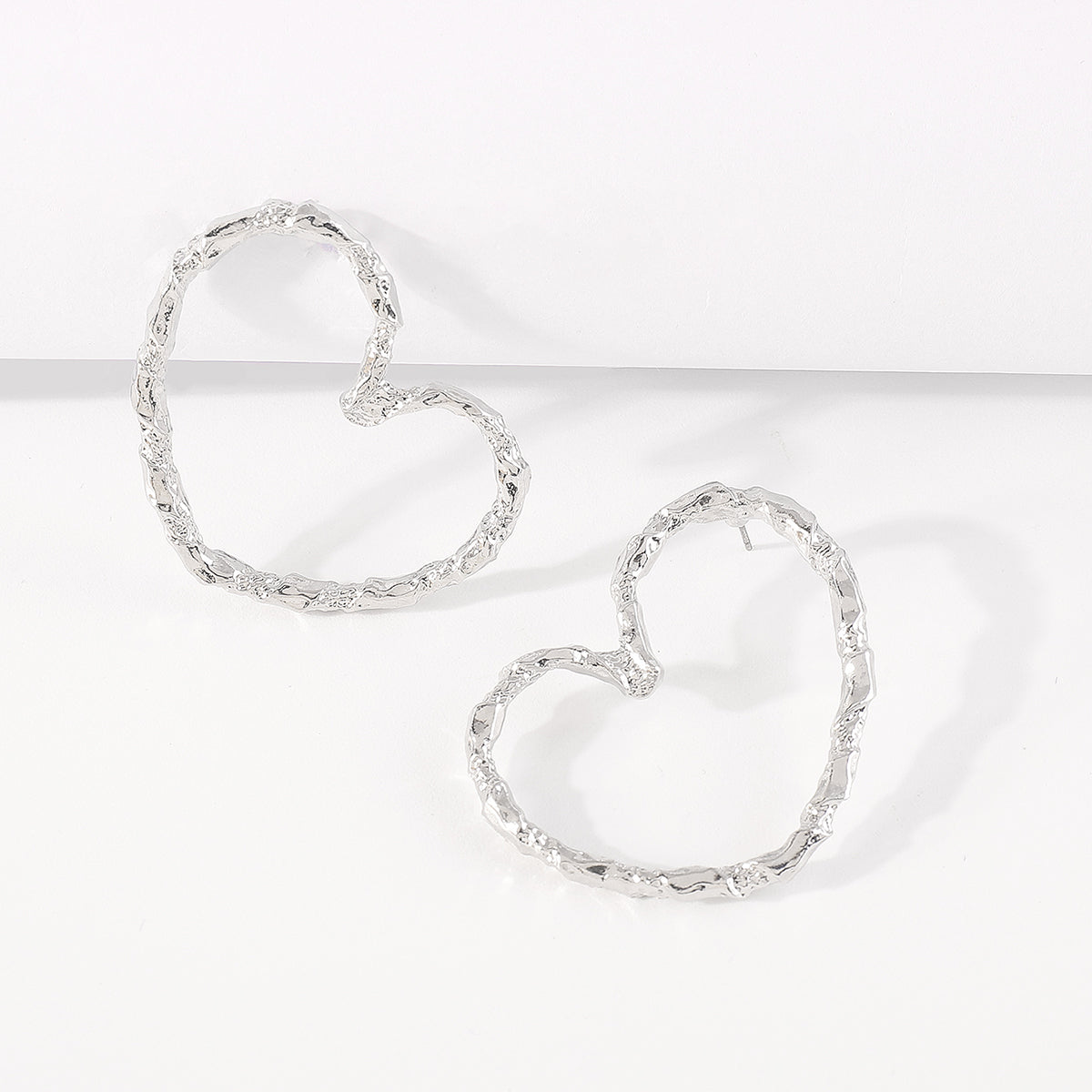 E11969 Vintage Large Metal Heart Dangle Earrings