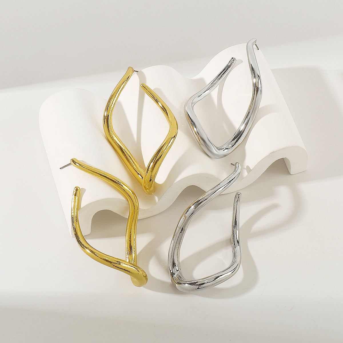 E12011 Irregular Twisted Metal Dangle Earrings