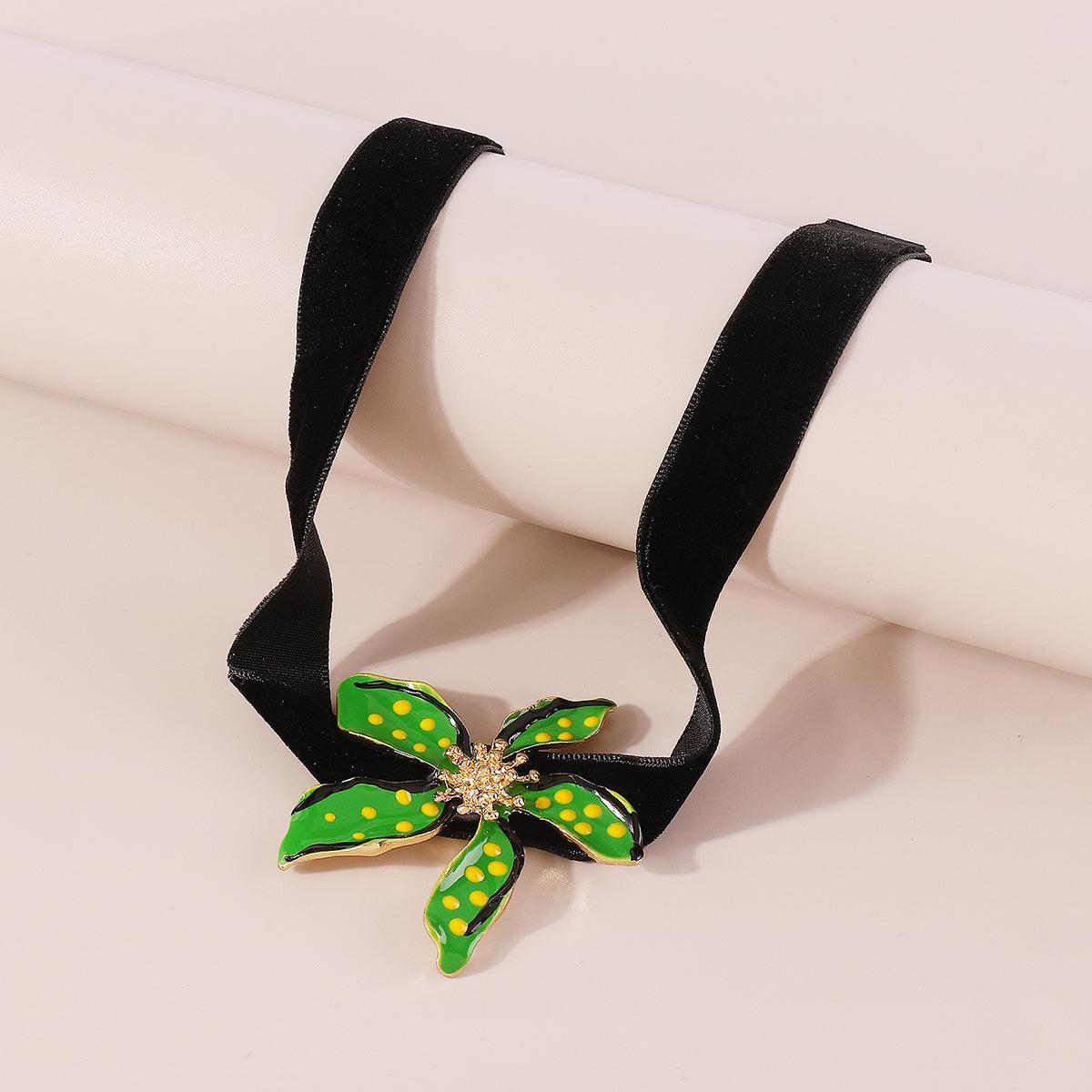N11378 Enamel Flower Choker Necklace