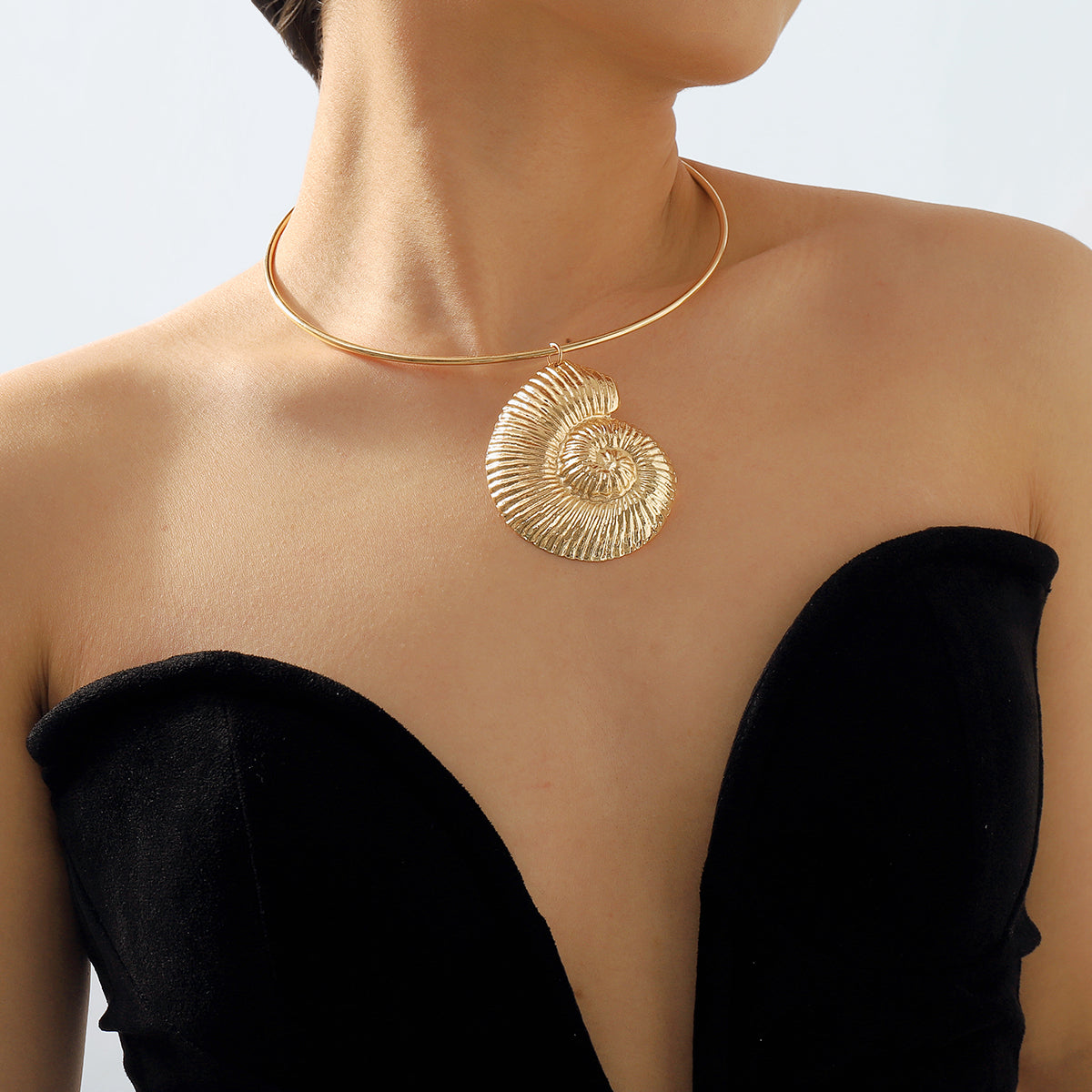 N11397 Metal Conch Pendant Necklace