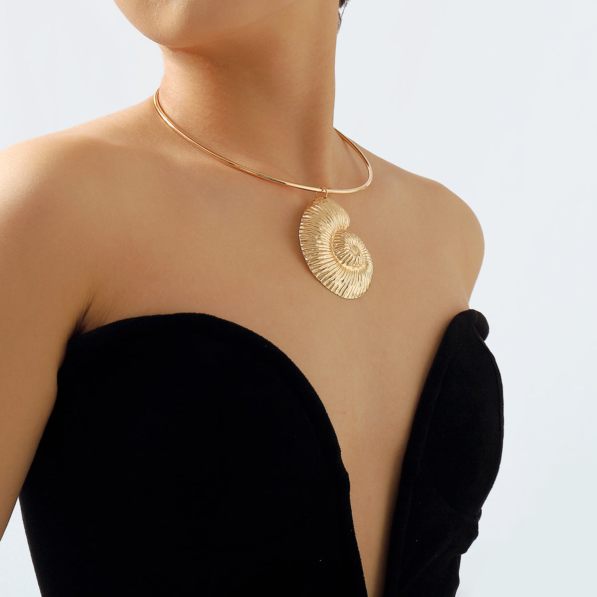 N11397 Metal Conch Pendant Necklace