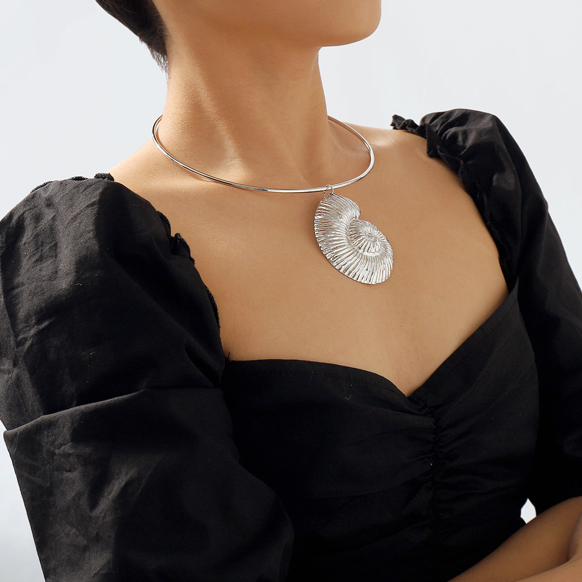 N11397 Metal Conch Pendant Necklace