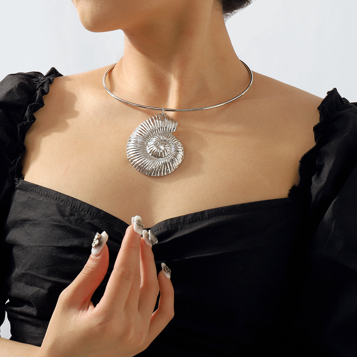 N11397 Metal Conch Pendant Necklace