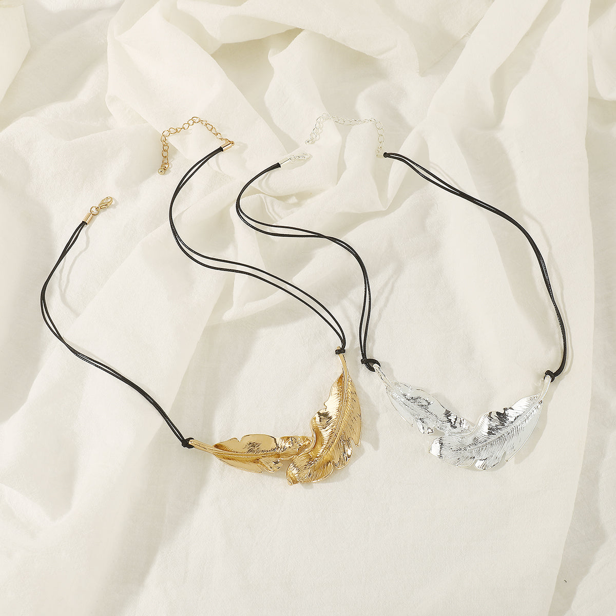 N11413 Retro Metal Feather Pendant Necklace
