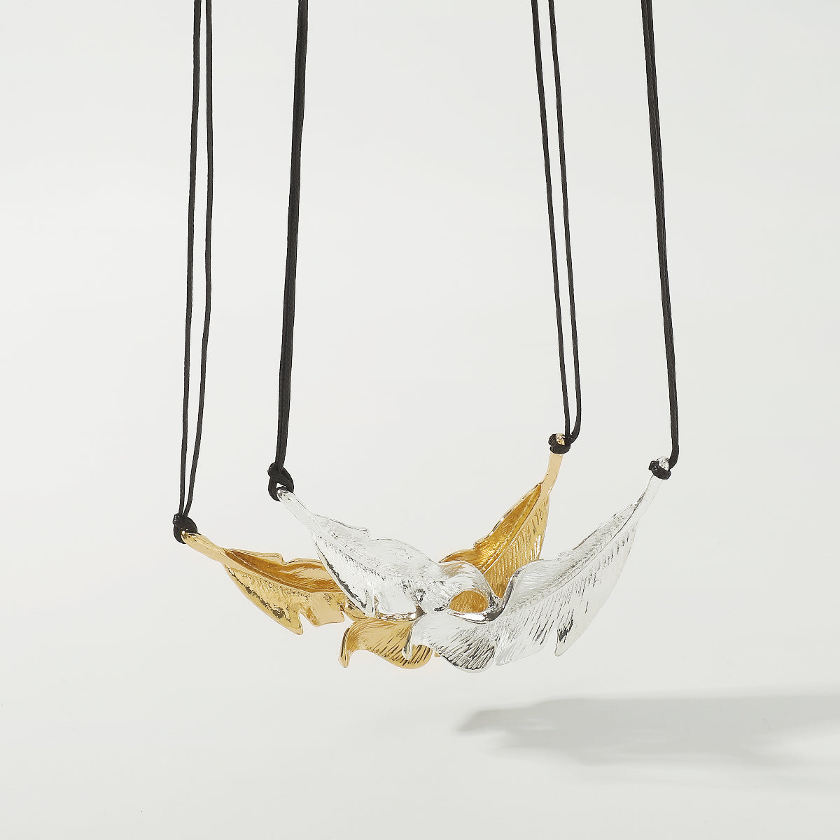 N11413 Retro Metal Feather Pendant Necklace