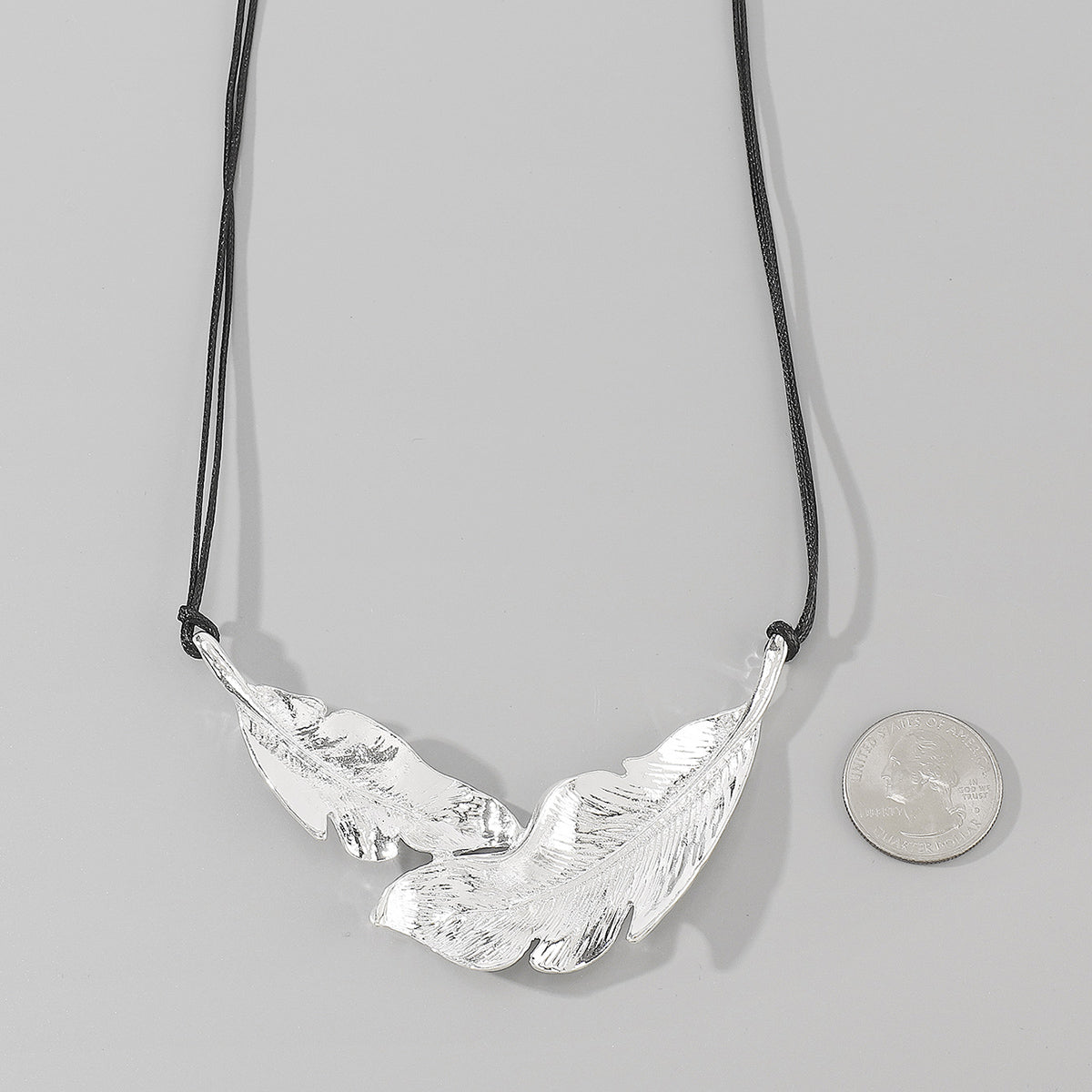 N11413 Retro Metal Feather Pendant Necklace