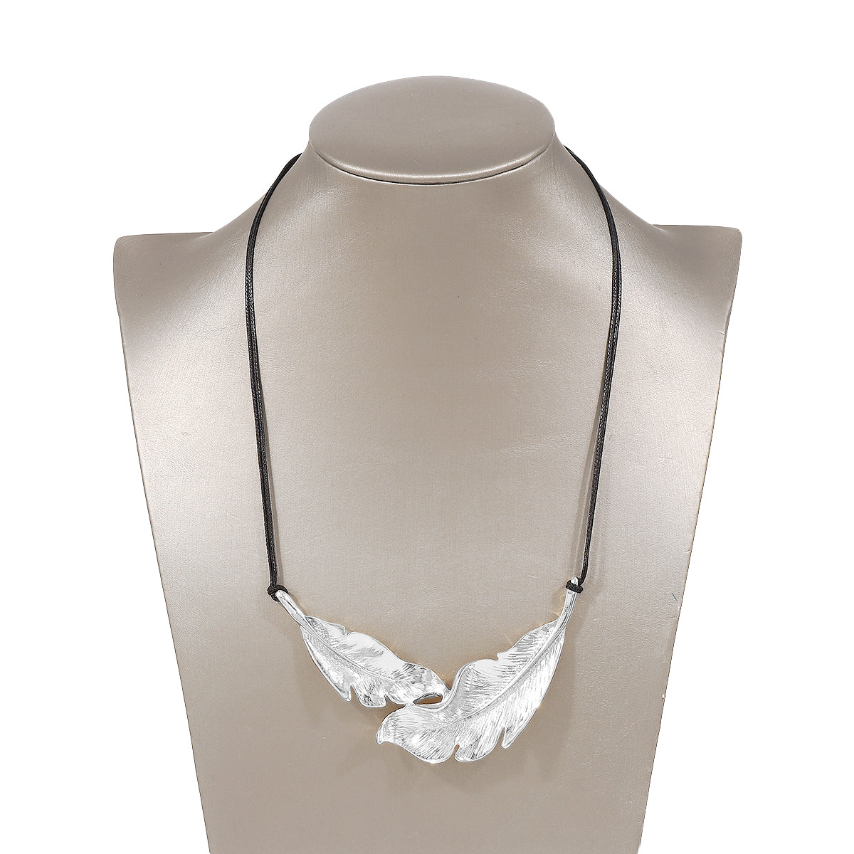 N11413 Retro Metal Feather Pendant Necklace