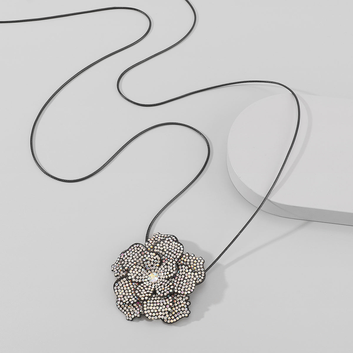 N11541 Shiny Rhinestone Flower Pendant Necklace