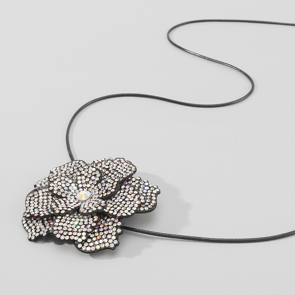 N11541 Shiny Rhinestone Flower Pendant Necklace