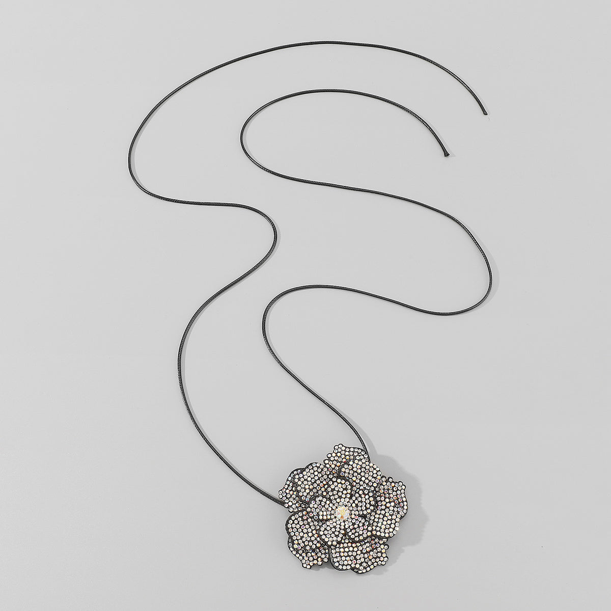 N11541 Shiny Rhinestone Flower Pendant Necklace