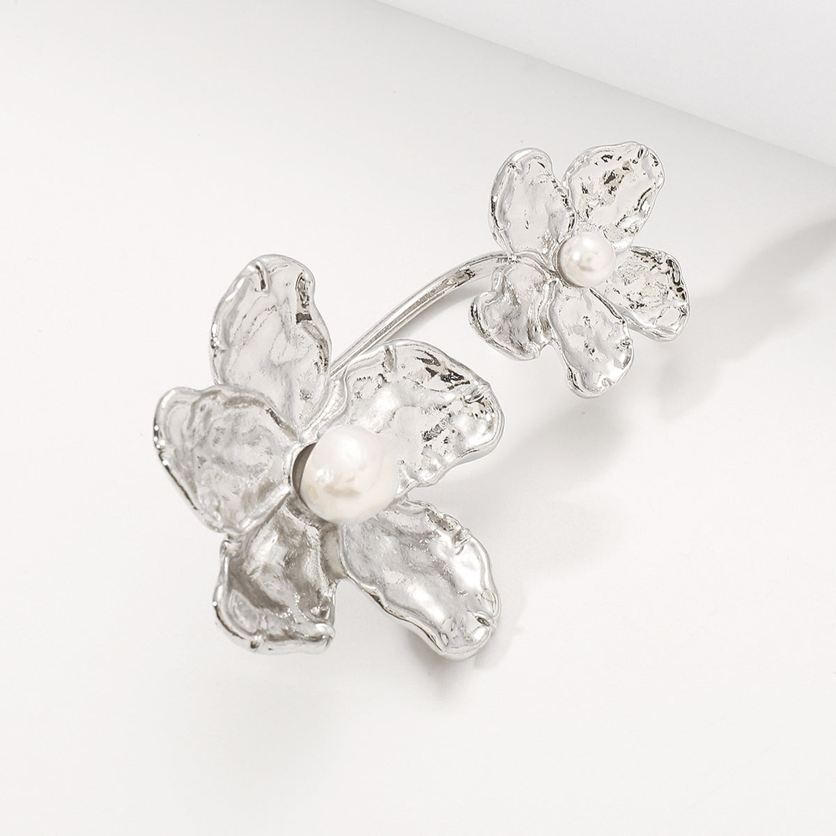 R0816 Double Metal Flower w/Pearl Rings