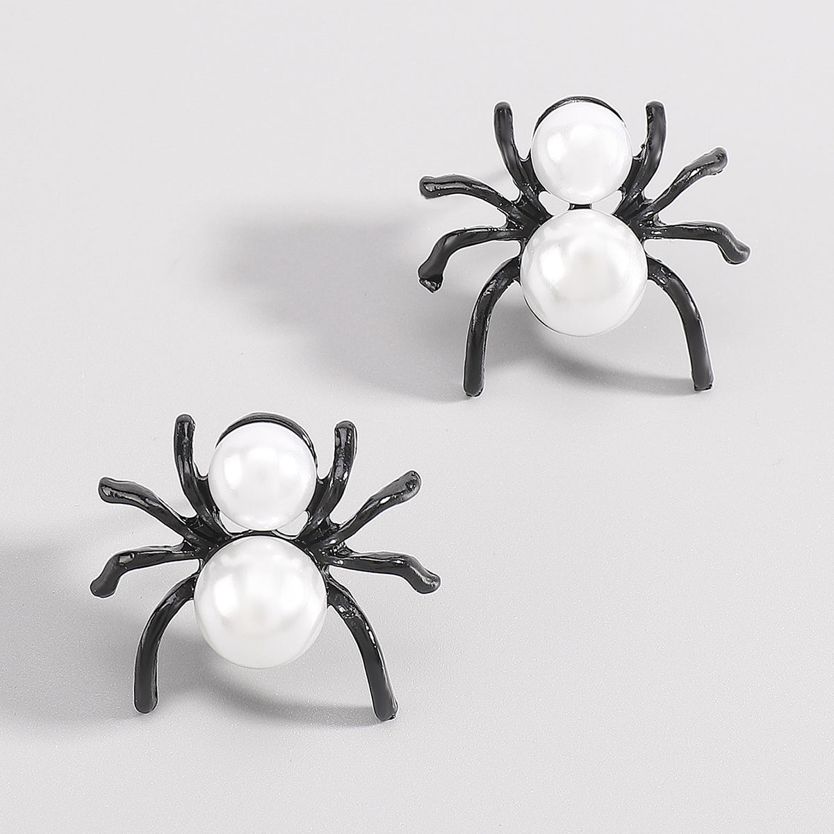 E11996 Halloween Black Spider w/pearl Stud Earrings