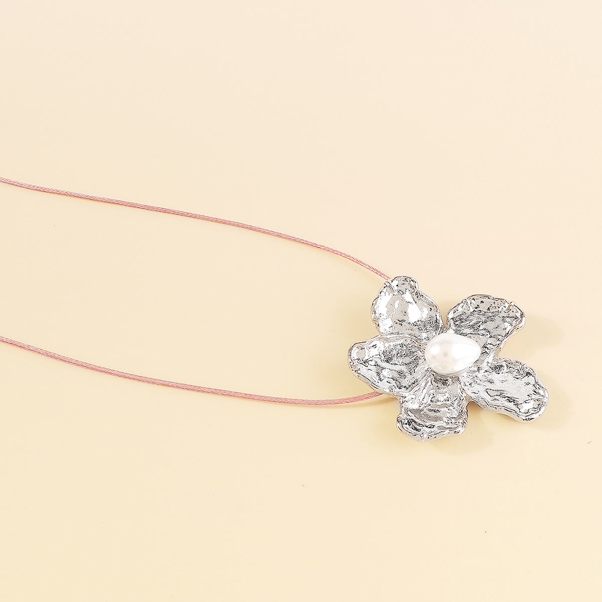 N11472 Metal Flower w/Pearl Pendant Necklace
